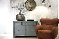 szara komoda do salonu, komoda dwudrzwiowa, ciekawa komoda do hollu, rudy fotel, fotel obrotowy, fotelw  kolorze rudym, tkanina aquaclean, złoty zegar, okrągły złoty zegar