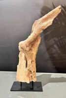 rzeźba 3 z drewna egzotycznego na metalowej czarnej podstawce c