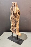 rzeźba z drewna egzotycznego na metalowej czarnej podstawce 2ab