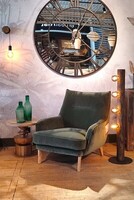 zielony fotel, salon boho naturalne wnętrze, drewniane dekoracje, lampa industrialna, przytulny salon aranżacja wnętrz, styl eklektyczny, komfortowy fotel inspiracje domowe design wnętrz, zielony fotel welurowy salo (1)