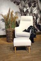 fotel tapicerowany; fotel kremowy; fotel z podnóżkiem; nowoczesny fotel; fotel skandynawski; fotel do salonu; wygodny fotel; fotel minimalistyczny; jasny fotel; fotel wypoczynkowy; elegancki fotel; fotel premium; fotel (5)