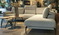 Narożna sofa prawostronna June zapewnia idealną równowagę pomiędzy komfortem i stylem.  Inne Meble Katowice