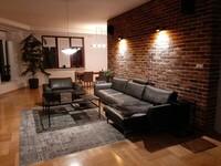 sofa Blues w skórze grafitowej , stolik ze szkła i stali -szyba grafit hartowana, cegły ręcznie formowane we wnętrzu Nelissen.pl
