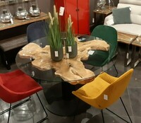 Kolorowe krzesła Layla Low na metalowych, czarnych płozach, z kolekcji MEBLE NA WYMIAR : stół z blatem z drewna tekowego i szyby hartowanej