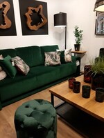 Zielona sofa z funkcją spania, stolik i pomocnik z kolekcji MEBLE NA WYMIAR, dekoracje ścienne metal+drewno tekowe