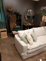 Sofa Starlight, unikatowa szafka z frontem z drewna z recyklingu z kolekcji SHANIL, duży zegar z lustrem z kolekcji ROMAN