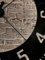 Duży zegar na ścianie z cegły