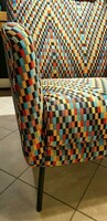 Kolorowy, nowoczesny fotel z wygodnym wysokim oparciem