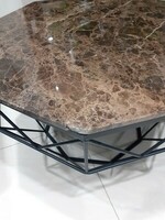 Nowoczesny ośmiokątny mały stolik kawowy do salonu. Połączenie marmuru i metalu. 