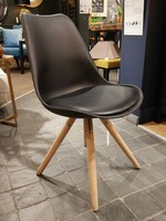 Czarne minimalistyczne krzesło, idealne do pokoju nastolatka lub do gabinetu.