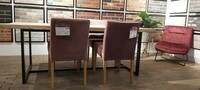 Różowe krzesła do jadalni Katowice. Duży stół konferencyjny.
