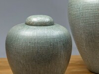 Ceramiczny pojemnik w kształcie urny.