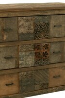 Drewniana komoda w stylu kolonialnym z rzeźbionymi frontami szuflad
