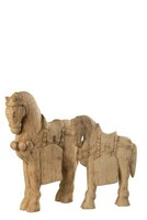 Figurki koni rzeźbione w drewnie.