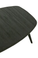 Czarna niska ława z drewna tekowego to nowoczesny i lekki stylistycznie stolik kawowy, który w dobrze urządzonym wnętrzu będzie wisienką na torcie.