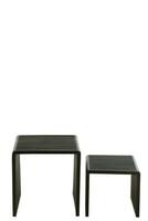 Stoliki lamele wykonane z drewna tekowego pomalowanego w kolorze czarnym. Stoliki w minimalistycznym stylu wniosą charakter do Twojego salonu. Dostępne w 2 rozmiarach.