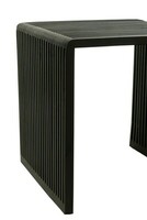 Stoliki lamele wykonane z drewna tekowego pomalowanego w kolorze czarnym. Stoliki w minimalistycznym stylu wniosą charakter do Twojego salonu. Dostępne w 2 rozmiarach.