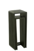 Pomocnik lamelowy wykonany z drewna tekowego pomalowanego w kolorze czarnym. Stojaki w egzotycznym i minimalistycznym stylu wniosą charakter do Twojego salonu. Dostępne w 2 rozmiarach.