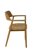 Piękne drewniane krzesło z oparciem.