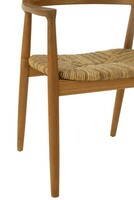 Drewniany fotel z plecionym siedziskiem w naturalnym kolorze.