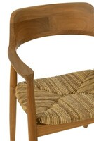 Drewniany fotel z podłokietnikami.