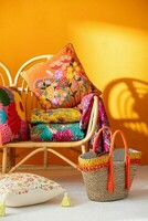 Piękne kolorowe dodatki do domu, poduszki dekoracyjne w kwiaty.