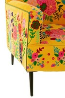 Kolorowy fotel do salonu.
