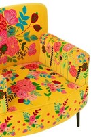 Fotel w haftowanej tkaninie.