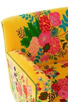Piękny haftowany fotel. Multikolorowy fotel w kwiaty.