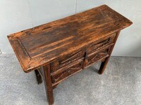 Oryginalna szafka inspirowana Orientem. Szafka posiada 3 szuflady oraz ozdobne miedziane detale. Szafka w całości wykonana z drewna wiąz.