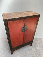 Egzotyczna szafa z dalekowschodnim urokiem dynastii Ming. Pojemna szafka z parą drzwiczek, posiadająca stylowe, metalowe, patynowane okucia. Krawędzie mebla wyeksponowane w klasycznym stylu chińskim innym kolorem.