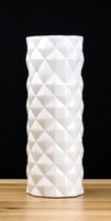 Wysoki biały wazon, ceramiczny wazon w geometryczne wzory, biała osłonka.