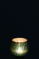 Zielona szklana osłonka na świeczkę.