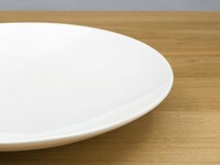 Duży biały talerz ceramiczny.