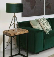 Zielona kanapa, stolik z drewna egzotycznego, zielony abażur
