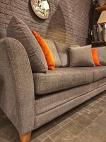 Elegancka zgrabna kanapa z funkcją spania, rozkładana sofa na drewnianych nogach.