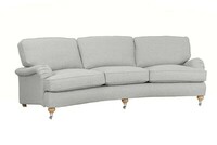 Zakrzywiona sofa Birmingham z elegancką kedrą na poduchach oparciowych i siedziskowych
