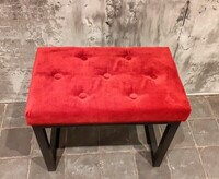 Czerwony puf z tapicerowanym siedziskiem, bordowy puf z pikowanym siedziskiem, pufy Lublin