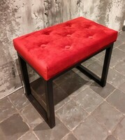 Czerwony puf z tapicerowanym siedziskiem, bordowy puf z pikowanym siedziskiem, ławki tapicerowane Lublin