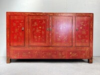 Unikatowy czerwony kredens wykonany w Chinach  z egzotycznego, litego drewna z dbałością o każdy detal. Wysoka komoda doda klimatu każdemu pomieszczeniu w którym zostanie zaaranżowana. 