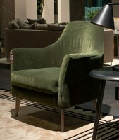 Zielony fotel w welurowej tkaninie