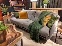 Elegancka kanapa do salonu, brązowa sofa z wąskimi boczkami, sofy Katowice