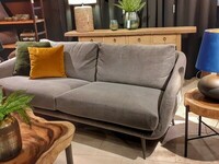 Elegancka kanapa do salonu, brązowa sofa z wąskimi boczkami, meble tapicerowane Katowice
