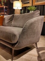 Elegancka kanapa do salonu, brązowa sofa z wąskimi boczkami, wypoczynek do salonu Katowice
