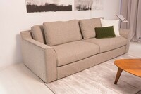 Beżowa sofa modułowa Grande double day z oryginalnym szwem, w tkaninie Piazzola,  model dostępny ze stałym lub luźnym pokrowcem, poduszki dekoracyjne, pikowana butelkowa zieleń, jasny beżowy dywan, jasne nowoczesne wnętrze, stylowe dodatki, sztruks zielony, sztruks żółty