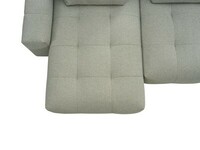 Kwadratowe pikowania siedzisk dodają tekstury i głębi