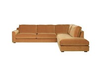 Musztardowa sofa modułowa Grande 3 C EP, tkanina Trapani Bronze, velur żółty/musztardowy,  model dostępny ze stałym lub luźnym pokrowcem, pierzowe wypełnienie zapewnia luksusowy komfort siedzenia, tworząc idealną przestrzeń relaksacyjną.
