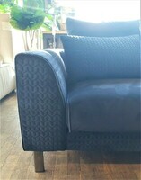Granatowa, stylowa sofa narożna, granatowa kanapa w salonie, klasyczne wnętrze z granatową sofą