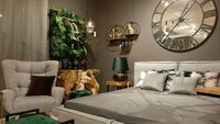 Sypialnia: fotel Jolyn, łóżko Vesta, zegar z lustrem z kolekcji ROMAN oraz meble z egzotycznymi, drewnianymi blatami z kolekcji MEBLE NA WYMIAR