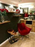 czerwony fotel EGON w domu , inspiracje wnętrza z czerwonym akcentem 